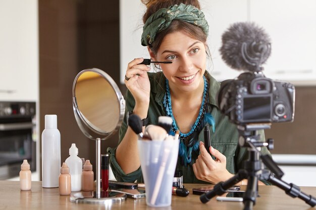 Vlogger feminina filmando vídeo de maquiagem