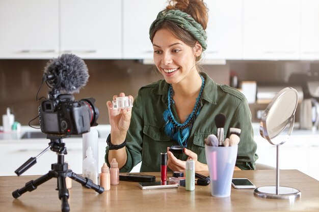 Vlogger feminina filmando vídeo de maquiagem