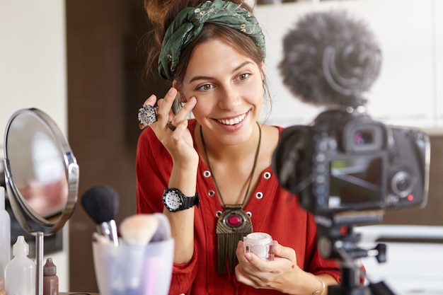 Vlogger feminina filmando vídeo de maquiagem
