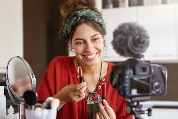 Foto grátis vlogger feminina filmando vídeo de maquiagem