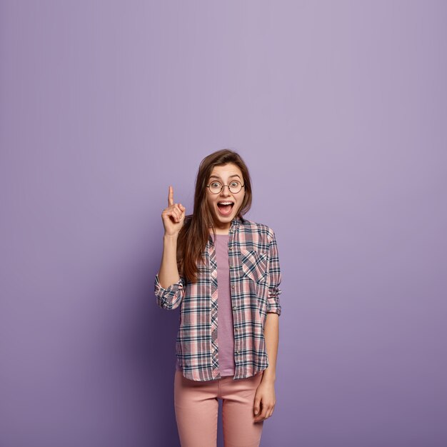 Você é bem-vindo aí! Foto isolada de mulher feliz e emocional exclamando maravilhada