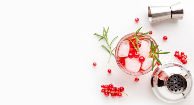 Vodka de cranberry de vista superior com espaço de cópia