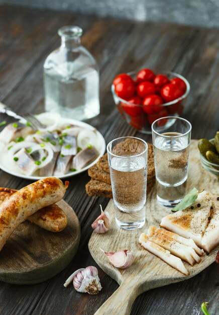 Vodka e petisco tradicional em parede de madeira