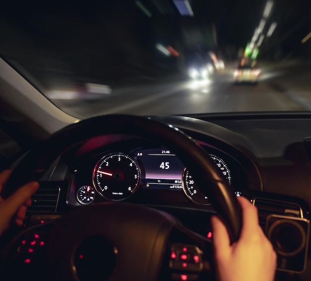 Foto grátis volante do carro e vista da estrada noturna do carro em close-up