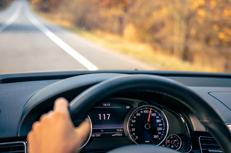 Foto grátis volante em um carro perto de alta velocidade dirigindo na estrada