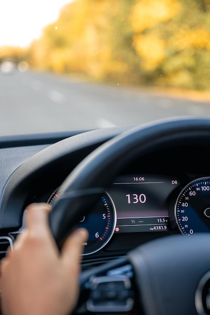 Foto grátis volante em um carro perto de alta velocidade dirigindo na estrada
