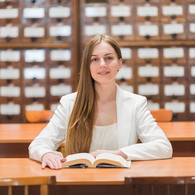 Volta ao conceito de escola com mulher estudando na biblioteca