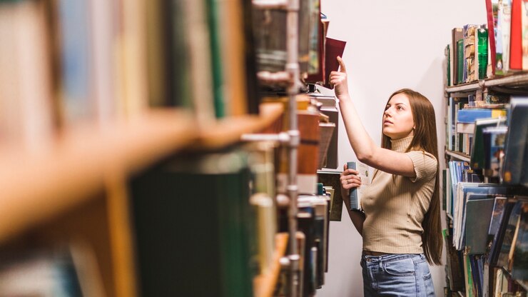 Foto grátis volta ao conceito de escola com mulher estudando na biblioteca