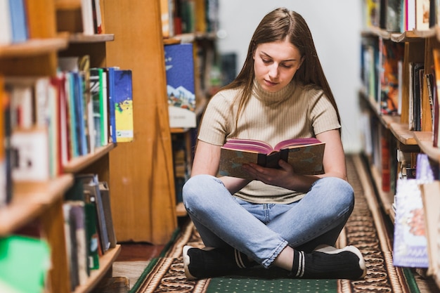 Volta ao conceito de escola com mulher estudando na biblioteca