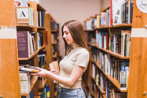 Volta ao conceito de escola com mulher estudando na biblioteca