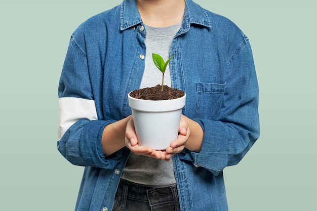 Foto grátis voluntário ambiental com um vaso de plantas