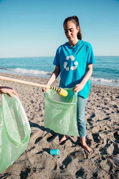 Voluntário coletando lixo na praia