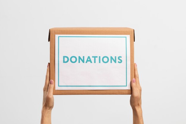 Voluntário segurando uma caixa contendo doações para caridade