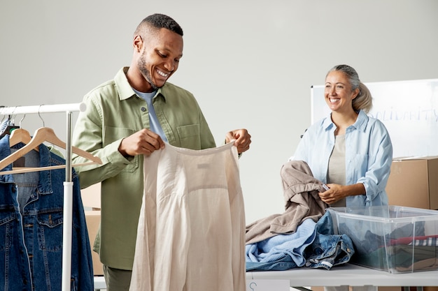 Voluntários e doações de roupas média