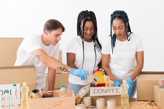 Voluntários sorridentes cuidando de doações