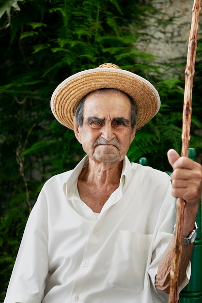 Vovô passando tempo no campo