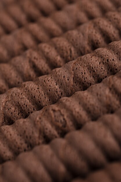 Waffle de chocolate rola em uma linha