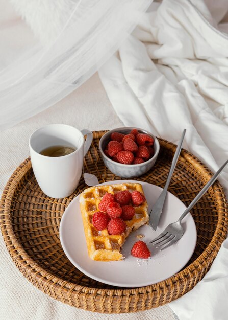 Waffle de framboesa de alto ângulo e chá