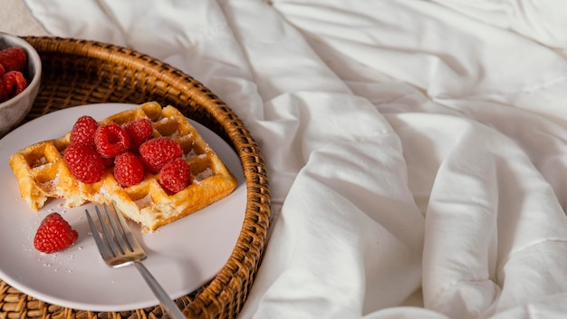 Waffle de framboesa de alto ângulo no prato