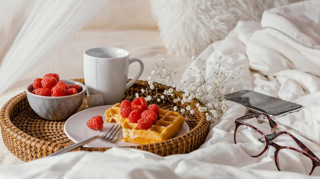 Waffle de framboesa delicioso de ângulo alto no prato