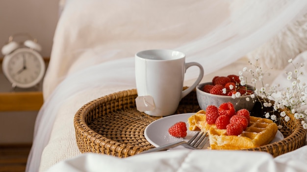 Foto grátis waffle de framboesa saboroso de alto ângulo no prato