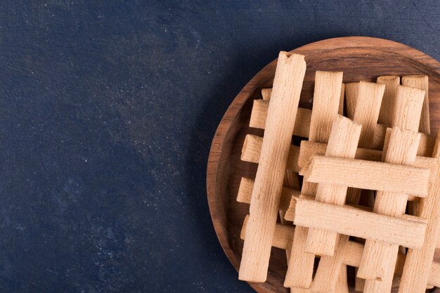 Waffle empilhado em uma bandeja de madeira