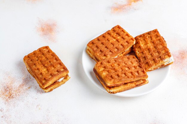 Waffles belgas com creme e framboesas frescas.