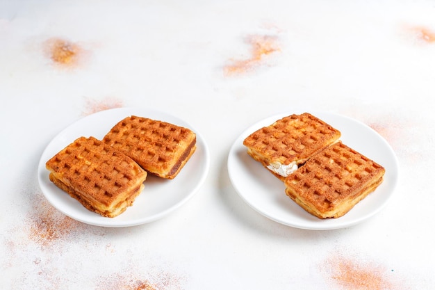 Waffles belgas com creme e framboesas frescas.