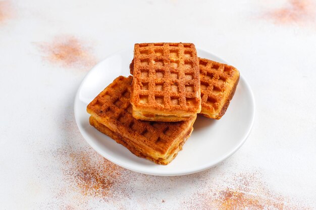 Waffles belgas com creme e framboesas frescas.