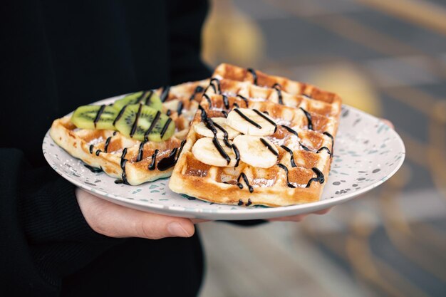 Foto grátis waffles belgas de closeup com frutas cobertas de chocolate