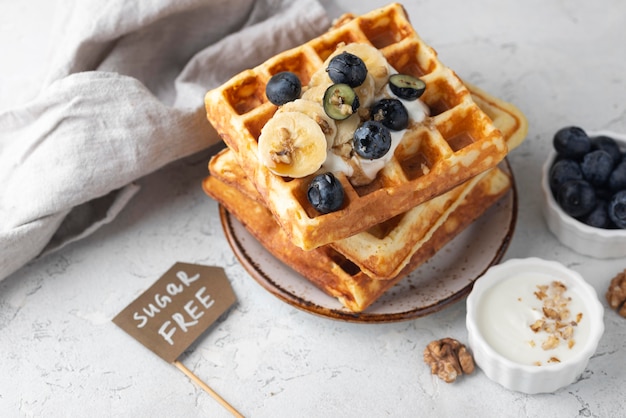 Waffles com arranjo de frutas em ângulo alto