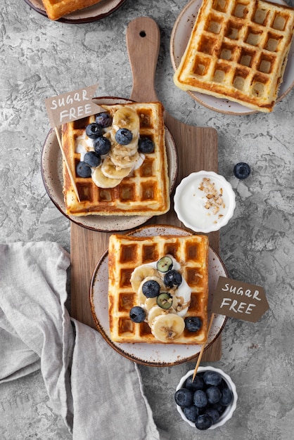 Foto grátis waffles com arranjo de frutas vista superior