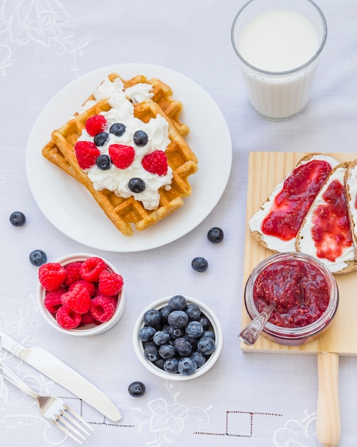 Waffles com frutas e leite no café da manhã