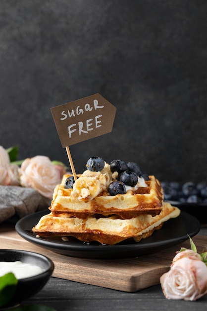 Foto grátis waffles com sortimento de frutas