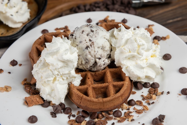 Waffles com sorvete e chantilly