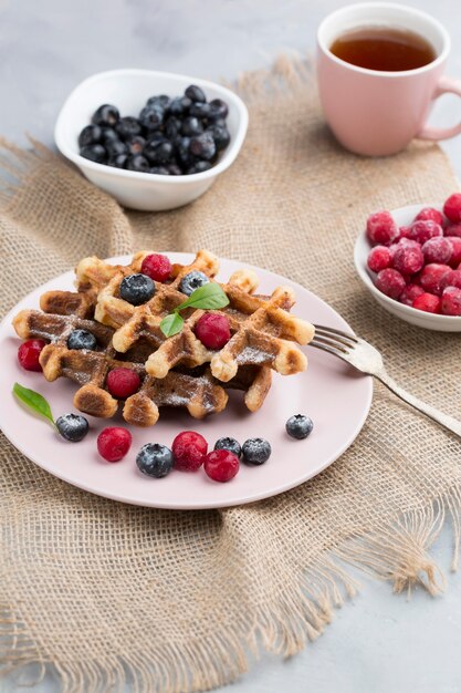 Waffles de alto ângulo com mirtilos