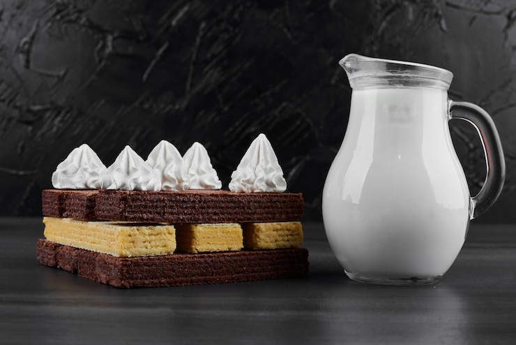 Foto grátis waffles de chocolate com creme e leite.