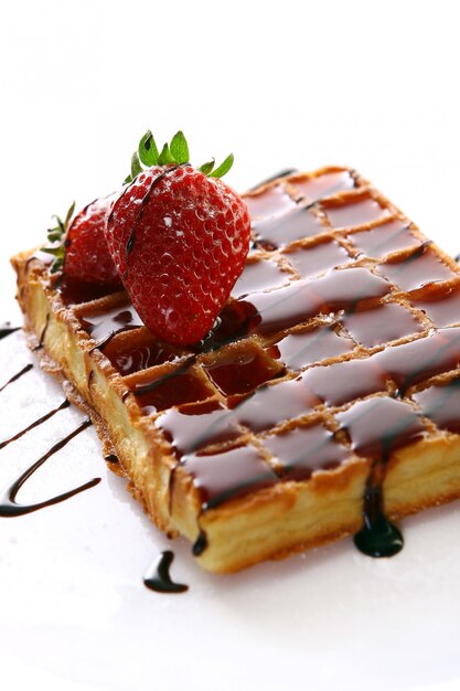 Waffles de chocolate doce fresco com morango