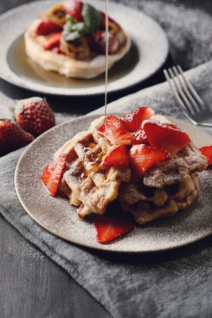 Waffles deliciosos com frutas e mel