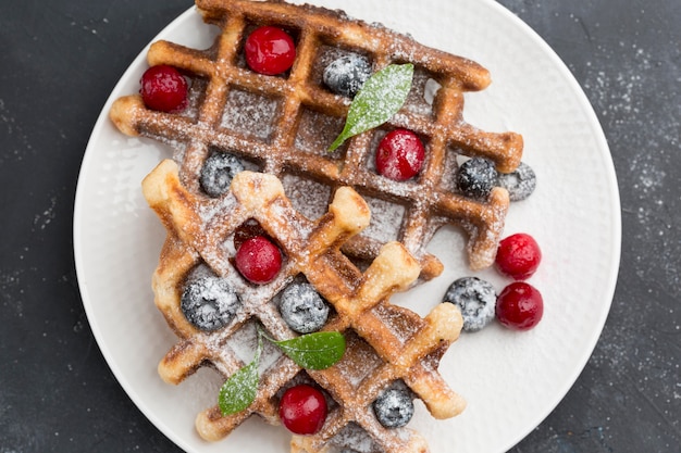 Waffles deliciosos com vista superior de frutas