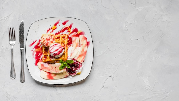 Foto grátis waffles doces com espaço de cópia de bananas