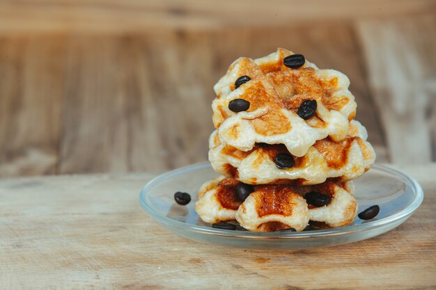 Waffles empilhados em um prato