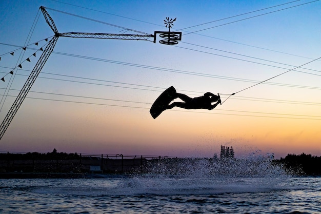 Foto grátis wakeboard. wakeboard saltando ao pôr do sol