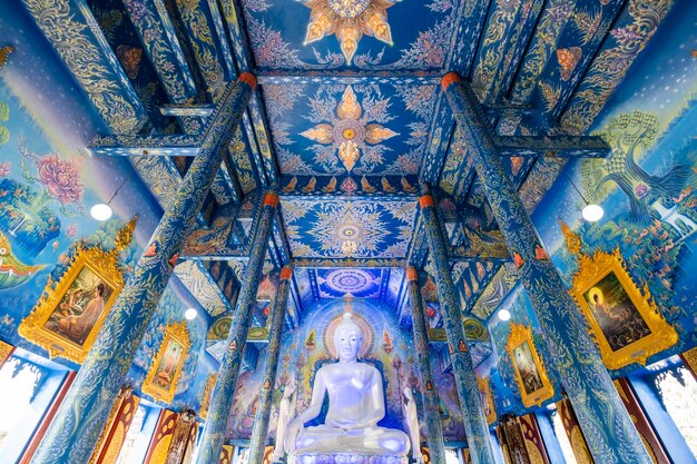 Wat Rongseaten dentro com pintura azul e arquitetura de luxo em Chiangrai Tailândia