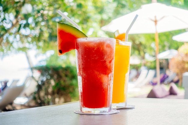 Foto grátis waterlemon e suco de laranja em copo de bebida