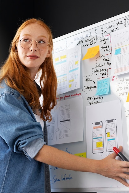Web designer feminina com papéis e notas no escritório