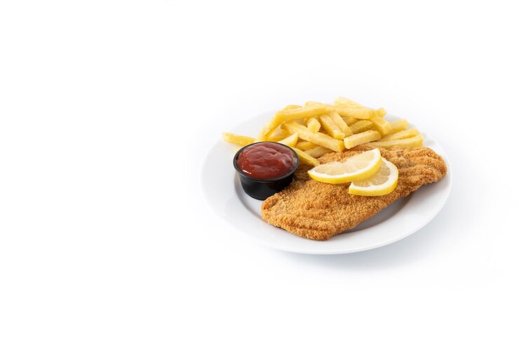 Foto grátis wiener schnitzel com batatas fritas isoladas no fundo branco