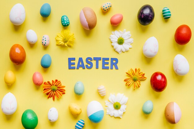 Word Easter entre flores e ovos em flor
