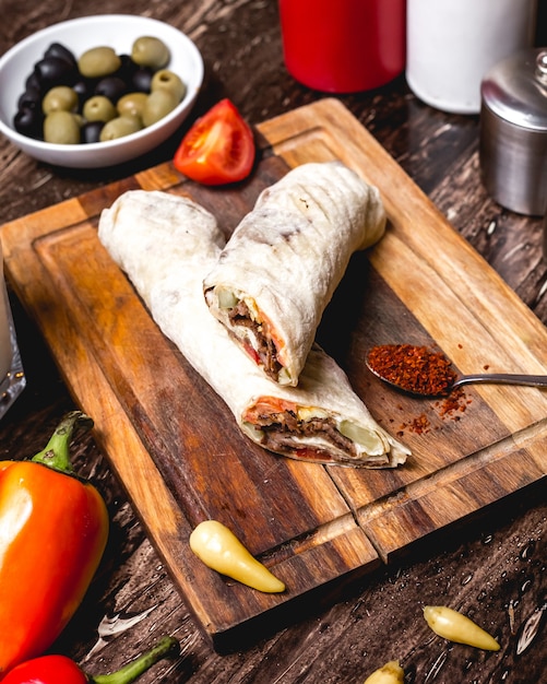 Foto grátis wrap de carne com pepino em conserva, batatas fritas e maionese