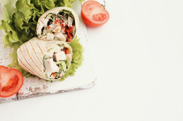 Wrap de frango com alface e tomate